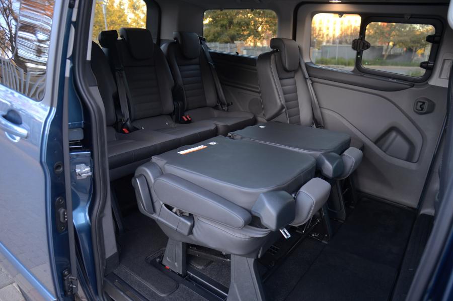 Интерьер Ford Tourneo Custom Limited 2019 года  (ZA) (фото 10 из 40)